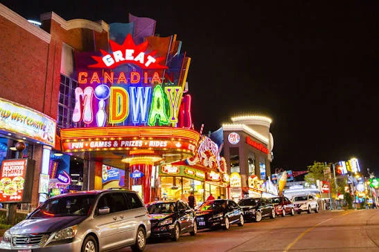 Street entertainment on Clifton Hill, Niagara Falls