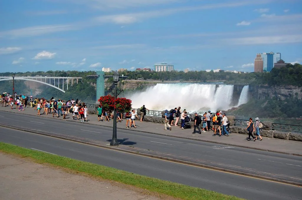 Niagara Parkway, Niagara Falls Niagara Parkway scenic route in Niagara Falls, Ontario