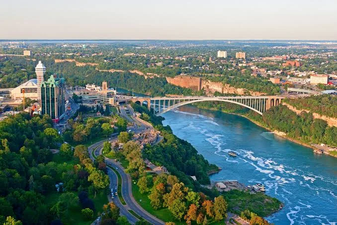 Niagara Parkway river drive River drive along the Niagara Parkway
